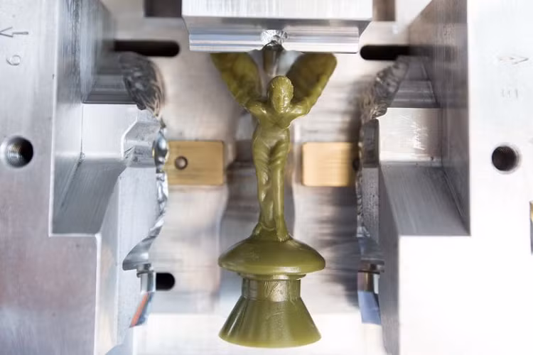 Những chiếc xe siêu sang Rolls-Royce đầu tiên được lắp Spirit of Ecstasy cao 18 cm kiểu "lộ thiên", còn hiện nay biểu tượng đặc biệt này được hãng xe sang Anh giấu vào một chiếc hộp ở nắp ca-pô và chỉ trồi lên khi xe khởi động máy, biểu tượng mới chỉ cao 9,5 cm.
