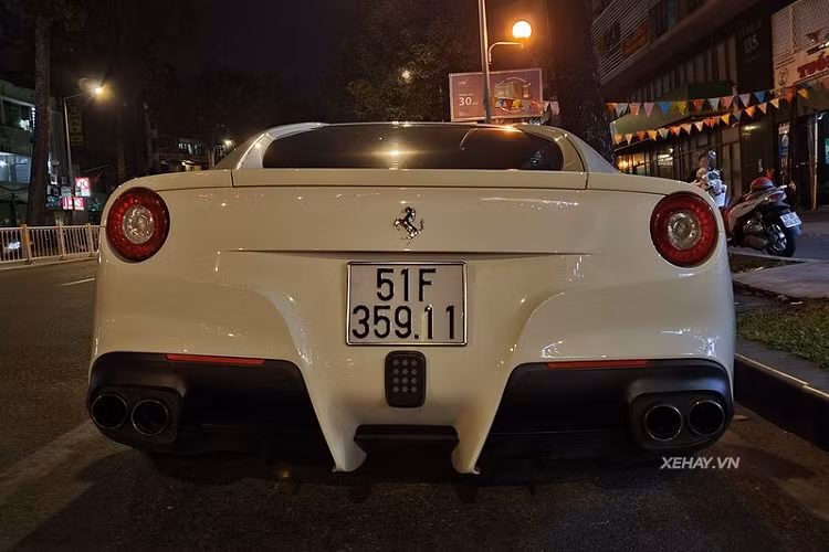 F12 Berlinetta chỉ cần 3,1 giây để tăng tốc từ 0 - 100 km/h, tốc độ tối đa đạt 350 km/h. Khi mới về Việt Nam, giá xe Ferrari F12 Berlinetta lên tới 22 tỷ đồng.