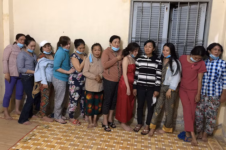 Triet pha loat diem danh bac bat giu 100 nam nu, thu gan 1 ty dong
