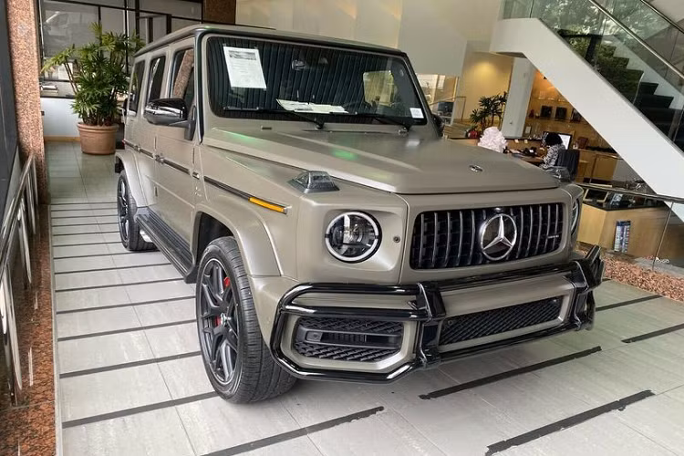 Là lựa chọn đắt đỏ nhất trong bảng màu sơn của Mercedes-AMG G63 nhưng "G Manufaktur designo magno" vẫn chưa phải tùy chọn đắt giá nhất trên G63 tại Việt Nam. Vị trí này thuộc về bộ mâm đúc thể thao AMG 22 inch sơn đen mờ trị giá tới 400 triệu đồng.