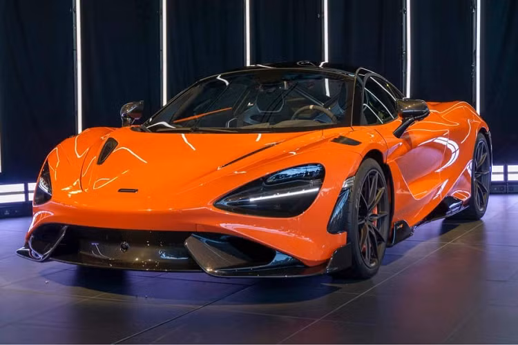 Hiện chưa rõ chiếc siêu xe McLaren 765LT mới lộ ảnh xuất hiện tại một công ty nhập khẩu tư nhân ở quận 7 đã có chủ nhân hay chưa. Giá xe McLaren 765LT ở Việt Nam luôn được các công ty nhập khẩu tư nhân giữ bí mật nhưng giới mê xe ước tính các đại gia Việt phải chi ra trên 33 tỷ đồng để giúp siêu xe McLaren 765LT lăn bánh trên đường với biển trắng. Tại thị trường Mỹ, siêu xe bản giới hạn McLaren 765LT được chào bán khoảng 358.000 đô la, tương đương 8,26 tỷ đồng.