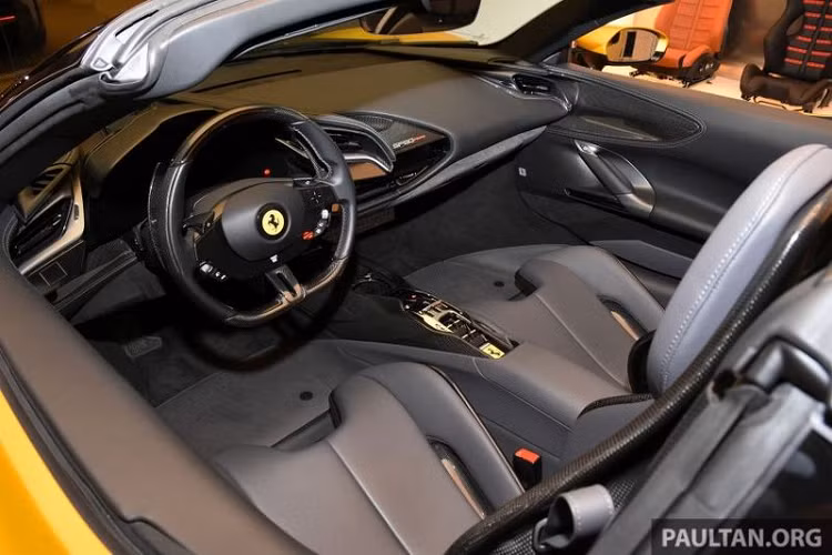 SF90 Spider được trang bị phần mui đặc biệt có thể đóng/mở trong 14 giây ở tốc độ tối đa 45 km/h. Đáng chú ý, toàn bộ phần mui khi được gấp lại chỉ chiếm thể tích khoảng 100 lít.