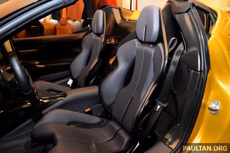 Ngoài ra, xe còn được cung cấp với gói tùy chọn Assetto Fiorano, bao gồm ốp cửa và cánh gió carbon, lò xo và ống xả làm từ vật liệu titan, hệ thống treo Multimatic cải tiến, lốp Michelin Sport Cup 2 cho độ bám đường cao...