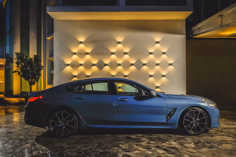 BMW 840i Gran Coupe M Sport đi kèm với nhiều hệ thống an toàn như: Kiểm soát độ ổn định (DSC), Kiểm soát lực kéo (DTC), Kiểm soát phanh khi vào cua (CBC). Đi kèm với các hệ thống hỗ trợ lái gồm Kiểm soát hành trình chủ động với chức năng Dừng &amp; Đi, cảnh báo chệch làn đường, cảnh báo chuyển làn và hơn nữa.