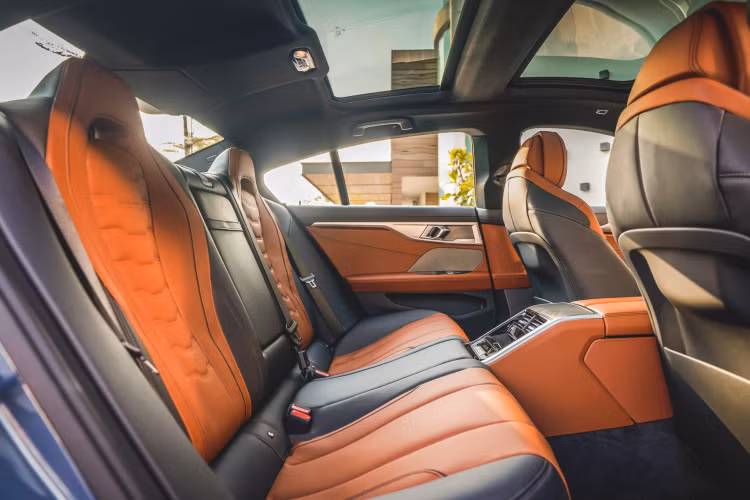 Ngoại thất BMW 840i Gran Coupe M Sport được trang bị gói M Sport thể thao, bao gồm cản trước và body thể thao M Aerodynamics. “Dàn chân” lắp bộ mâm hợp kim M Sport kích thước 20 inch (728 M), đi kèm với lốp lớn 245/35 phía trước và 275/30 phần phía sau.