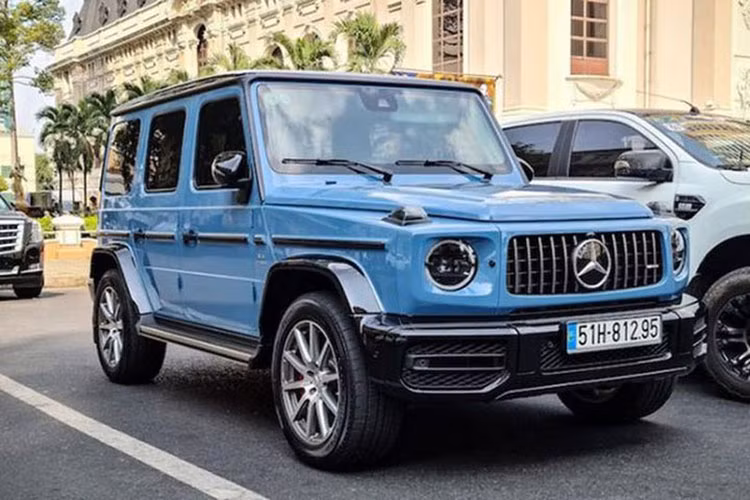 Tuy nhiên, đối với những khách hàng tìm kiếm sự độc quyền và nổi bật, Mercedes-Benz còn cung cấp nhiều tùy chọn sơn đặc biệt khác, bao gồm dòng sơn ánh kim "G Manufaktur designo metallic" trị giá màu sơn Mercedes-AMG G63 này tới 129 triệu đồng (Đen Platinum Black, Đen Graphite, Xanh Ocean Blue, Xanh Olive và Đỏ Hyacinth Red).