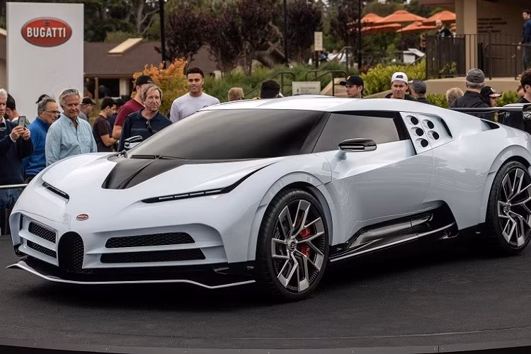 Đằng sau, Bugatti Centodieci được trang bị cánh gió đuôi cố định màu đen cỡ lớn, cụm đèn hậu LED đã thay đổi thiết kế so với Chiron, bộ khuếch tán gió và 4 ống xả hình tròn nằm dọc