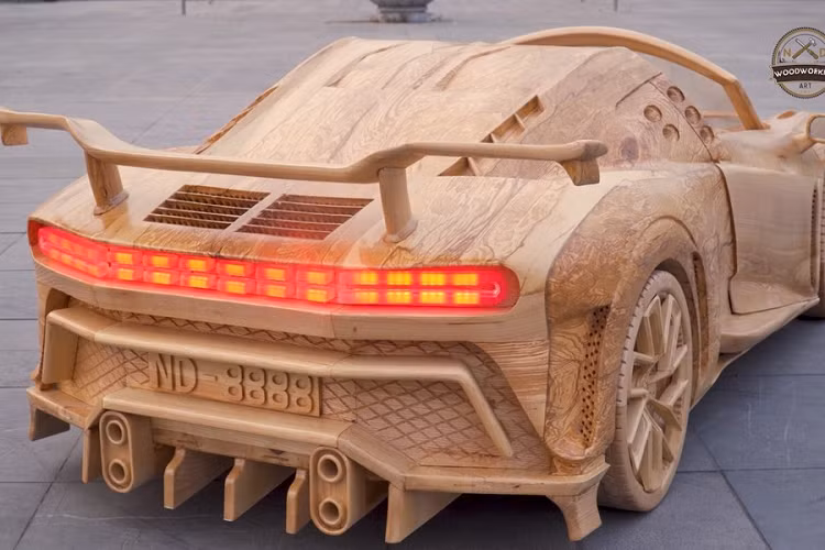 Lần đầu tiên trình làng trong sự kiện Pebble Beach Concours d’Elegance 2019, Bugatti Centodieci được phát triển dựa trên siêu xe Chiron và ra đời nhằm tri ân mẫu EB110 nổi tiếng trong quá khứ. "Trái tim" của Bugatti Centodieci chính là khối động cơ xăng W16, dung tích 8.0 lít và đi kèm 4 bộ tăng áp biểu tượng tương tự Chiron nhưng tạo ra công suất tối đa 1.600 mã lực tại tua máy 7.000 vòng/phút.