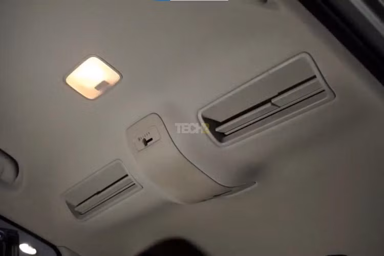 Bên trong, Kia Sonet 7 chỗ có khác biệt lớn nhất so với bản 5 chỗ chính là hàng ghế thứ 3. Vì xe có kích thước nhỏ nên hàng ghế thứ 3 khá chật chội, phù hợp với trẻ em hơn người lớn.