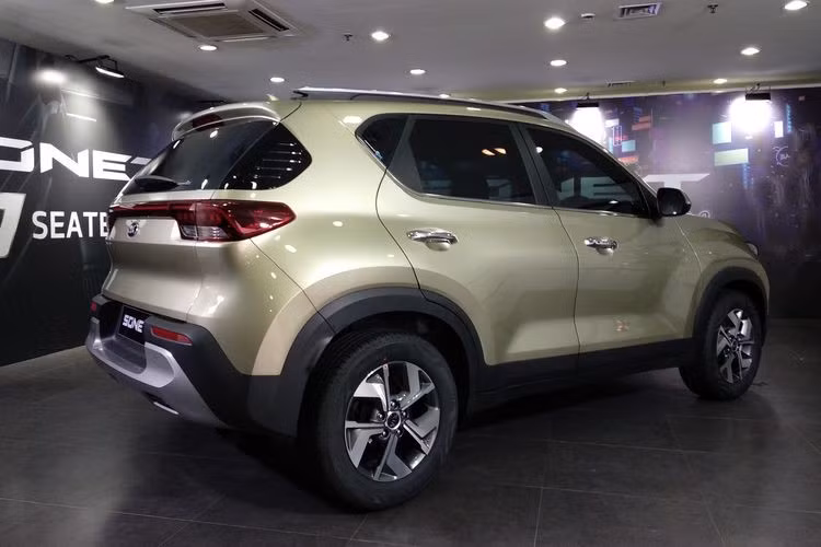 Tại thị trường Indonesia, giá xe Kia Sonet 7 chỗ được bán với mức dao động từ 199,5 - 296 triệu Rupiah (317 - 470 triệu đồng). So với mức giá 193 - 289 triệu Rupiah (khoảng 306 - 459 triệu đồng) của bản 5 chỗ, Kia Sonet 7 chỗ đắt hơn một chút. 