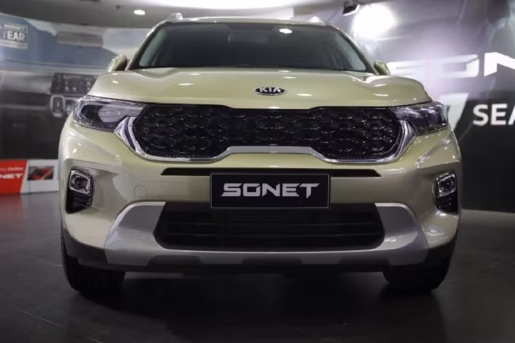 Tương tự như vậy, thiết kế ngoại thất của Kia Sonet 2021 mới cấu hình 7 chỗ cũng giữ nguyên so với bản 5 chỗ. Theo đó, xe được trang bị lưới tản nhiệt "mũi hổ" đặc trưng của thương hiệu Kia nhưng lại chịu ảnh hưởng từ văn hóa Ấn Độ với thiết kế giống ngà voi ở hai bên viền.