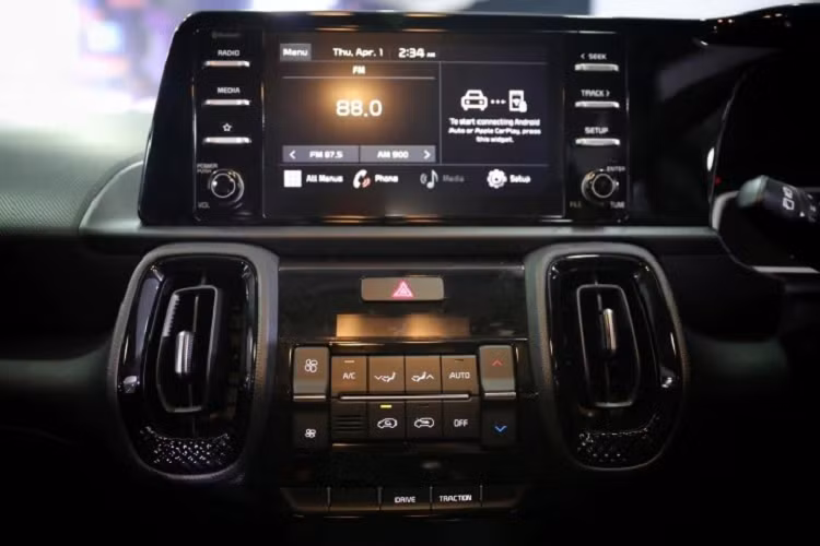 Đồng thời, Kia Sonet 7 chỗ cũng không có cửa sổ trời chỉnh điện như bản 5 chỗ. Nguyên nhân là do cửa gió điều hòa của hàng ghế cuối được đặt trên trần, bên trên hàng ghế giữa. Trong khi đó, cửa gió điều hòa cho hàng ghế giữa được đặt ở bệ tì tay trung tâm của hàng ghế đầu. Theo hãng Kia, hàng ghế giữa của Sonet 7 chỗ có thể trượt lên/xuống và ngả ra sau để tăng cảm giác thoải mái cho hành khách.