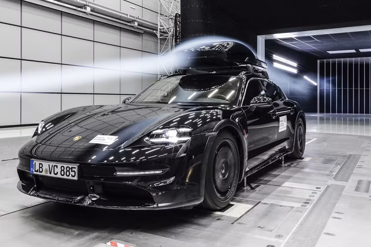 Phó chủ tịch phụ trách cá nhân hóa Porsche, Alexander Fabig cho biết: "Ngoài khả năng ổn định ở tốc độ cao, các tùy chọn cá nhân hóa cho cốp mui cũng sẽ rất độc đáo, với cánh gió bên màu đen bóng hoặc trùng màu thân xe".