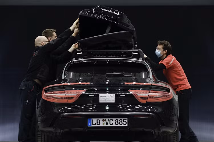 Không giống như cốp mui thông thường, Porsche đã áp dụng nguyên tắc thiết kế "hình thức tuân thủ theo chức năng" với cốp Performance. Nó có hình dạng cong nhẹ. Phần cốp mui này cũng đã được thí nghiệm trong đường hầm gió để cải tiến thêm tính khí động học.