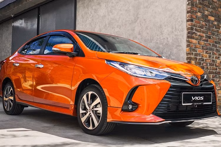 Có thể nói, màu sơn mới khá hợp với Toyota Vios và khiến mẫu sedan cỡ B của thương hiệu "thiện lành" thêm trẻ trung, nổi bật. Ngoài xanh dương Nebula Blue Metallic mới, Toyota Vios 2022 tại thị trường Malaysia còn có những màu sơn ngoại thất khác như cam Orange Metallic, đỏ Red Mica Metallic, bạc Silver Metallic và trắng Platinum White Pearl. Điều thú vị là Yaris - phiên bản hatchback của Toyota Vios 2022 - tại Malaysia không được áp dụng màu sơn mới này.