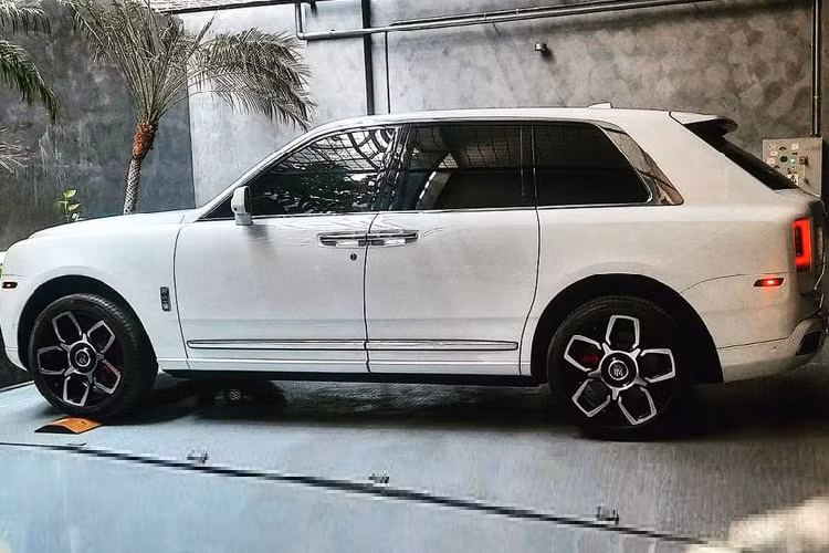 Với việc cùng lúc "chia tay" nhiều chiếc xe - BMW Z4, Pagani Huayra và Rolls-Royce Cullinan, Minh Nhựa được cho rằng đang dọn chỗ để đón siêu phẩm McLaren Elva trị giá 143 tỷ đồng mà anh đã "chốt đơn" vào tháng 11 năm nay.