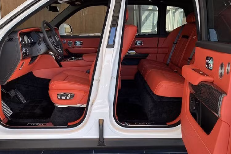 Tại Việt Nam, giá xe Rolls-Royce Cullinan đang được phân phối chính hãng với giá từ 32,382 tỷ đồng, nhưng ước tính chiếc Cullinan này có giá trên 40 tỷ đồng vì xe có nhiều tùy chọn bổ sung