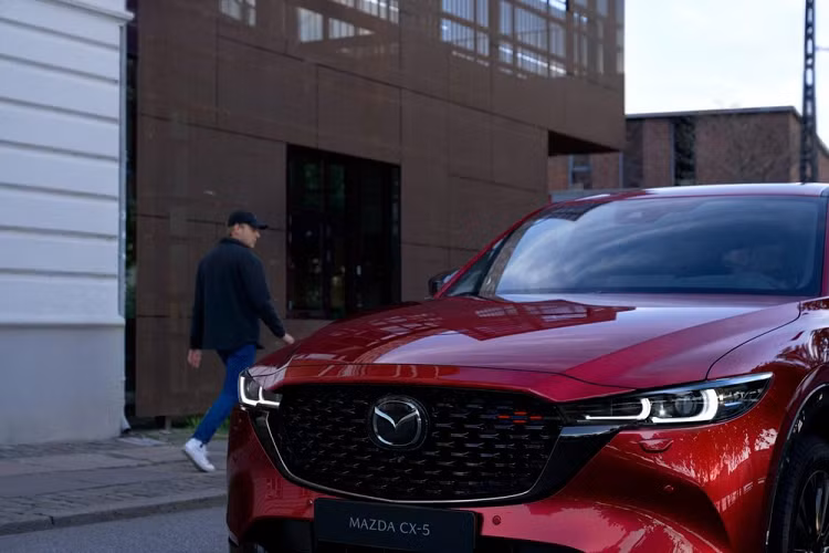Dự kiến, mẫu xe này tại Thái Lan sẽ sở hữu thiết kế ngoại thất không khác gì CX-5 2022 ở thị trường Mỹ. Bên ngoài, mẫu xe SUV Mazda CX-5 2022 được cải tiến nhẹ về thiết kế với lưới tản nhiệt mới gợi liên tưởng đến Mazda3. Bao quanh lưới tản nhiệt là nẹp mạ crôm dày dặn hơn nhưng không còn kéo dài đến hết đèn pha như trước. Tiếp đến là cụm đèn pha cải tiến với 2 đèn hình chữ nhật bên trong.