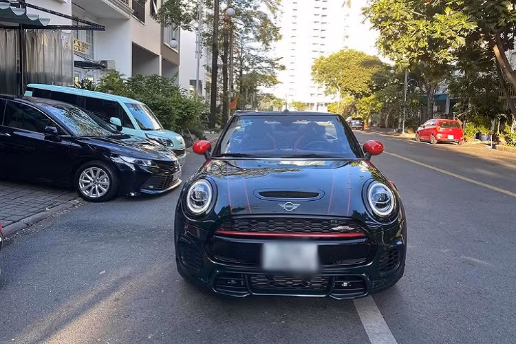 Là người nổi tiếng trong giới chơi siêu xe tại Việt Nam, vì thế, doanh nhân Nguyễn Quốc Cường (Cường Đô la) luôn nhận được không ít sự quan tâm cũng như "chăm sóc" từ cộng đồng mạng. Mới đây nhất, chồng của Đàm Thu Trang chia sẻ hình ảnh chở cô con gái "rượu" trên chiếc xe mui trần MINI John Cooper Works Convertible mới tậu đã thu hút không ít sự chú ý của giới mê xe.