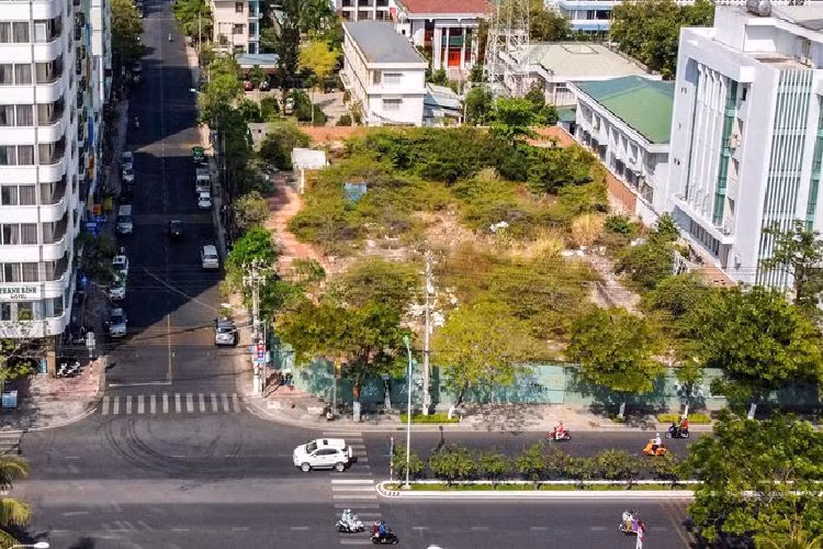 Bị bỏ hoang lâu nhất là khu đất ở 82 Trần Phú với thời gian gần 20 năm. Khu đất này rộng hơn 3.600 m2, nằm ở mặt tiền con đường biển sầm uất bậc nhất của TP Nha Trang.