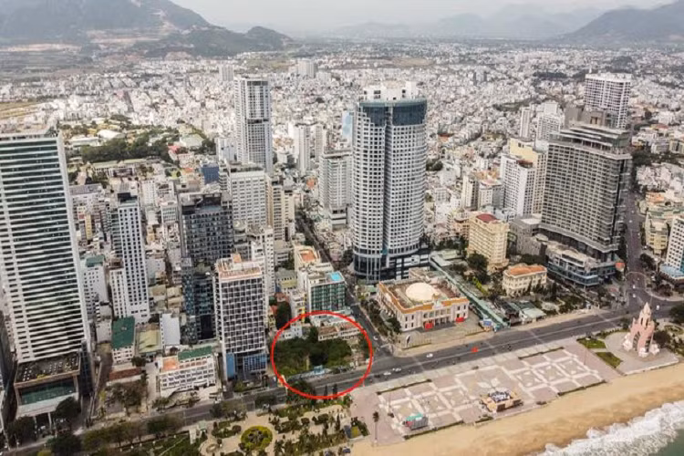 Nằm ở vị trí đắc địa bậc nhất TP Nha Trang, sát bên Trung tâm hội nghị 46 Trần Phú, đối diện Quảng trường 2/4 là khu đất 48-48A. Khu đất này có 2 mặt tiền đường biển Trần Phú và Nguyễn Thị Minh Khai. 