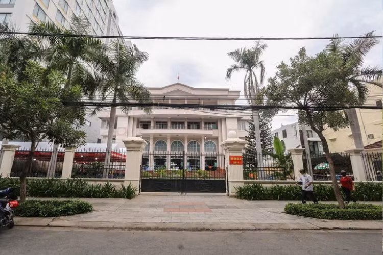 Vì nhiều sai phạm, tỉnh Khánh Hòa thu hồi dự án nên khu đất này bị bỏ hoang gần 4 năm nay. Nơi này trở thành điểm đen về tệ nạn xã hội của phường Vĩnh Phước. Đã nhiều lần cử tri chất vấn lãnh đạo UBND tỉnh Khánh Hòa tại các cuộc họp HĐND tỉnh về vấn đề này. Trụ sở Kho bạc Nhà nước cũ ở số 26 Hoàng Hoa Thám (TP Nha Trang). Khu đất rộng gần 4.000 m2, với cơ sở vật chất còn khá tốt nhưng bị bỏ hoang sau khi trụ sở mới được xây dựng ở khu vực sân bay Nha Trang cũ. Gần đây, nơi này được trưng dụng làm điểm tiêm chủng vaccine ngừa Covid-19 cho người dân. 