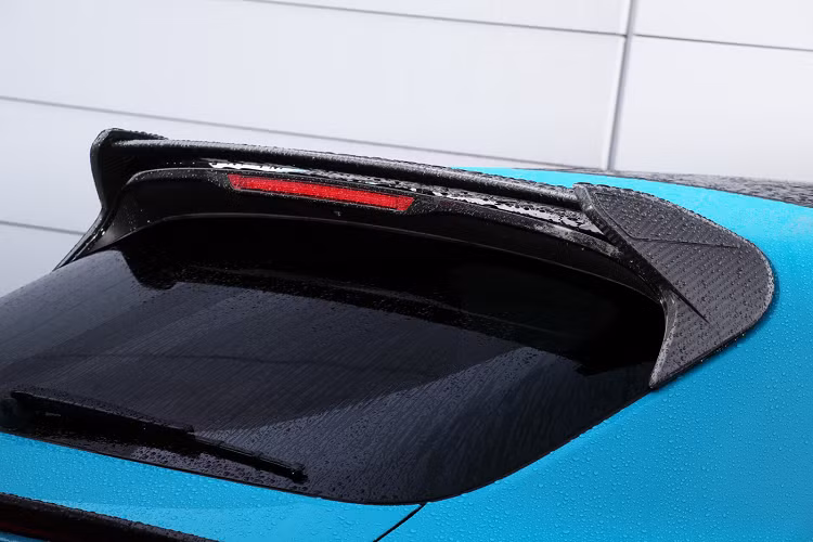 Chiếc Porsche Macan độ TopCar Design được nâng cấp với gói độ mang tên “URSA” sở hữu ngoại thất màu xanh Miami Blue nổi bật. Ở cản trước, TopCar Design đã giữ lại phần cản nguyên bản và chỉ thay thế các chi tiết hốc gió trên xe cũng như lắp đặt thêm một phần líp cản trước cho xe. Các hốc bánh xe được nâng cấp thêm với các phần vè ốp thân rộng nhằm đem tới một diện mạo đồ sộ hơn cho chiếc xe độ.