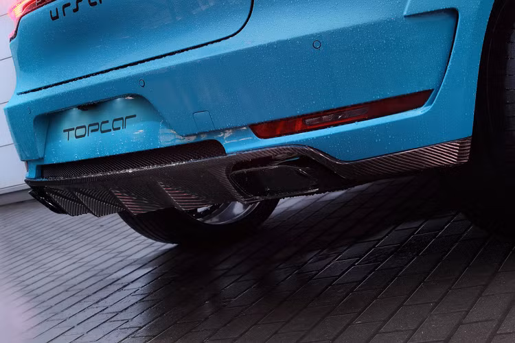 Một số chi tiết khác trên xe như ốp gương chiếu hậu, ốp hốc gió ở cản trước cũng như tấm ốp trên cửa cũng đã được lựa chọn lắp đặt các chi tiết bằng carbon với hoàn thiện bề mặt bóng. Kết hợp với diện mạo thể thao của Macan URSA chính là bộ mâm độ 5 chấu đơn đặc trưng với màu sắc xám satin, đem đến một diện mạo ấn tượng nhưng không quá cầu kỳ cho xe.
