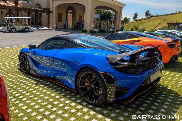 McLaren công bố chỉ giới hạn số lượng sản xuất của dòng xe này ở con số 765 chiếc, đây là một thông tin không mấy vui vẻ cho những người hâm mộ của hãng xe nước Anh. Tương tự những thành viên khác trong gia đình Longtail, McLaren 765LT sở hữu thiết kế mang đậm tính khí động học, đi cùng với đó là ngoại hình khá dữ dằn. LT là viết tắt của 'Longtail', một thuật ngữ riêng của McLaren dùng để chỉ những mẫu xe được nâng cấp từ các phiên bản tiêu chuẩn.