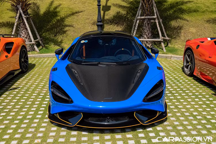 LT765 được trang bị tuỳ chọn nắp ca-pô bằng sợi carbon siêu nhẹ và logo McLaren đặc biệt từ bộ phận cá nhân hoá MSO. Để kết hợp với lớp sơn màu xanh Paris Blue, các chi tiết như cản trước, ốp sườn và cản sau được dán decal viền chỉ màu cam bắt mắt. Gương chiếu hậu được ốp sợi carbon, khu vực bên hông xe được trang bị hai thanh ốp sườn cỡ lớn sơn đen bóng và đính thêm logo 765LT.