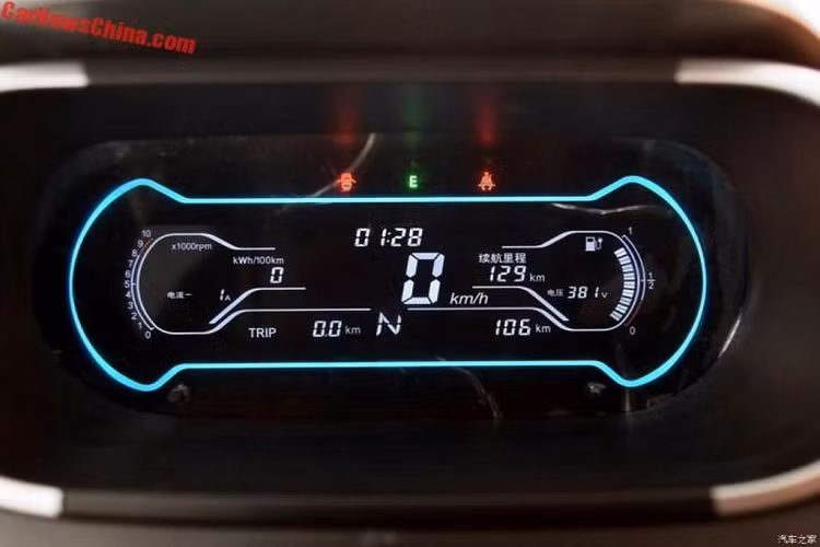 Khi mua Chery eQ1 EV, khách hàng có thể chọn 1 trong 2 loại pin là 30,6 kWh và 38 kWh. Cụm pin 30,6 kWh cho phép xe chạy được 301 km sau khi sạc đầy. Con số tương ứng của phiên bản dùng pin 38 kWh là 408 km. Tuy nhiên, phạm vi hoạt động thực tế của Chery eQ1 EV sẽ thấp hơn những con số này. Theo Chery, pin của mẫu ôtô điện này là do hãng tự phát triển. Trong khi đó, mô-tơ điện của eQ1 EV do liên doanh giữa Chery và hãng Yaskawa Electric của Nhật Bản sản xuất.
