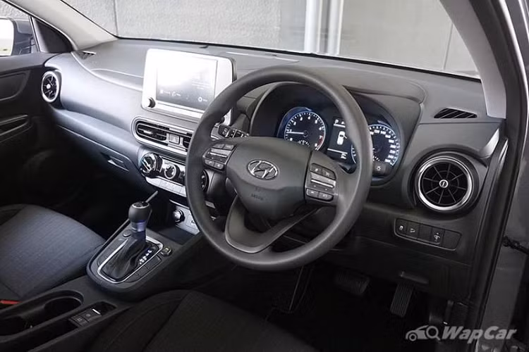 Biến thể Hyundai Kona Active 2021 cũng nhận được bộ công nghệ hỗ trợ lái nâng cao, bao gồm cảnh báo trước va chạm, hỗ trợ tránh va chạm phía sau, cảnh báo xe phía trước di chuyển (cho người lái biết khi chiếc xe phía trước bắt đầu di chuyển mà người lái không có phản ứng đủ nhanh – ví dụ khi dừng tại các đèn đỏ giao thông) và hỗ trợ định tâm làn đường.