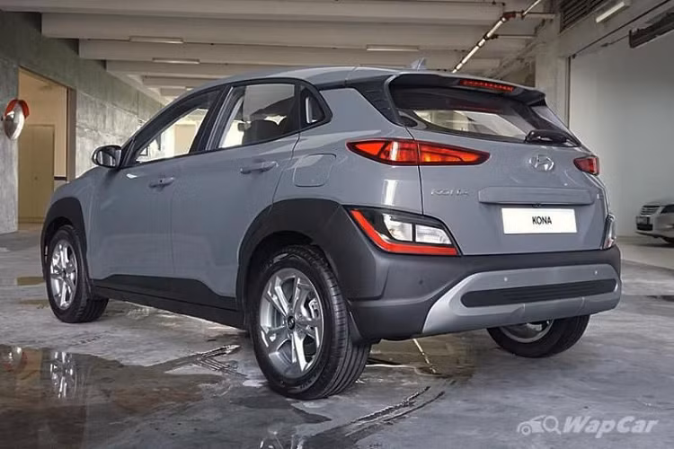 Tại Malaysia, Hyundai Kona 2021 có khá nhiều lựa chọn màu sắc ngoại thất, trong đó, bản Tiêu chuẩn sẽ có 4 màu là trắng Chalk White, xám Galactic Grey, xanh lam Surfy Blue và đỏ Pulse Red.