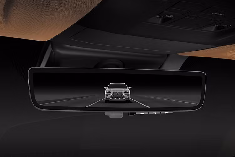 Ngoài 2 hệ truyền động kể trên, Lexus NX 2022 tại Thái Lan còn có những trang bị đáng chú ý như đèn pha với 3 bóng LED, tích hợp dải đèn LED định vị ban ngày hình chữ "L", đèn hậu LED, màn hình thông tin giải trí dạng cảm ứng 14 inch có khả năng chống lóa, hỗ trợ kết nối không dây với điện thoại thông minh qua Apple CarPlay, màn hình hiển thị thông tin kính lái, gương chiếu hậu kỹ thuật số, cửa đóng/mở chỉnh điện và hệ thống đèn viền 50 màu.