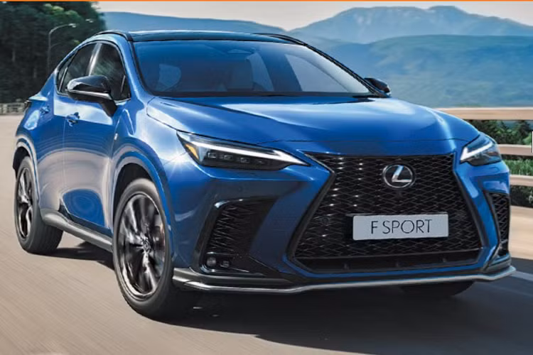 "Trái tim" của Lexus NX 450h+ 2022 tại Thái Lan là hệ truyền động plug-in hybrid, bao gồm máy xăng 4 xi-lanh, dung tích 2.5L, tạo ra công suất tối đa 185 mã lực và mô-men xoắn cực đại 228 Nm. Động cơ này kết hợp với 2 mô-tơ điện nằm trên 2 cầu và cụm pin lithium-ion 18,1 kWh. Mô-tơ điện trên cầu trước tạo ra công suất tối đa 182 mã lực và mô-men xoắn cực đại 270 Nm. Hai con số tương ứng của mô-tơ điện trên cầu sau là 54 mã lực và 121 Nm.