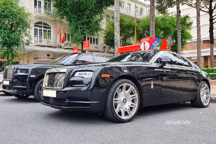 Ở phần đầu xe, nổi bật vẫn là bộ lưới tản nhiệt mô phỏng ngôi đền Parthenon danh tiếng, logo Spirit of Ecstasy được giấu kỹ khi xe tắt máy, "cặp mắt" LED sắc sảo hay bộ mui vát nhẹ về phía đuôi theo đúng kiểu xe coupe. Rolls-Royce Wraith thuộc dòng xe 2 cửa với 4 chỗ ngồi. 