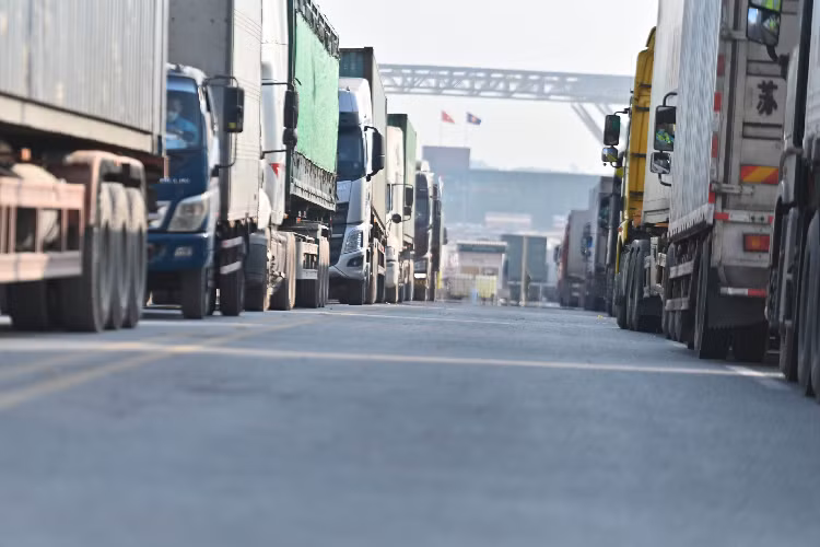 Nghin xe container tac o cua khau: Va vat ve duong cho thong hang-Hinh-3