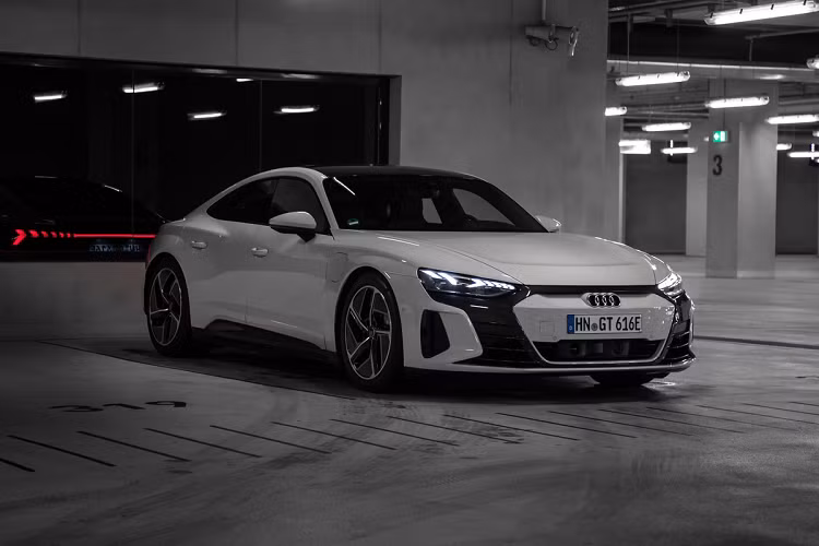 Trung tuần tháng 2, Audi chính thức giới thiệu mẫu sedan thể thao chạy điện e-tron GT. Thực tế, Audi e-tron GT chạy điện được phát triển trên cùng nền tảng xe điện hiệu suất cao J1 chia sẻ từ Porsche Taycan. Với phong cách coupe 4 cửa, mẫu xe của Audi có 2 phiên bản, gồm e-tron GT quattro và model hiệu suất cao RS e-tron GT.