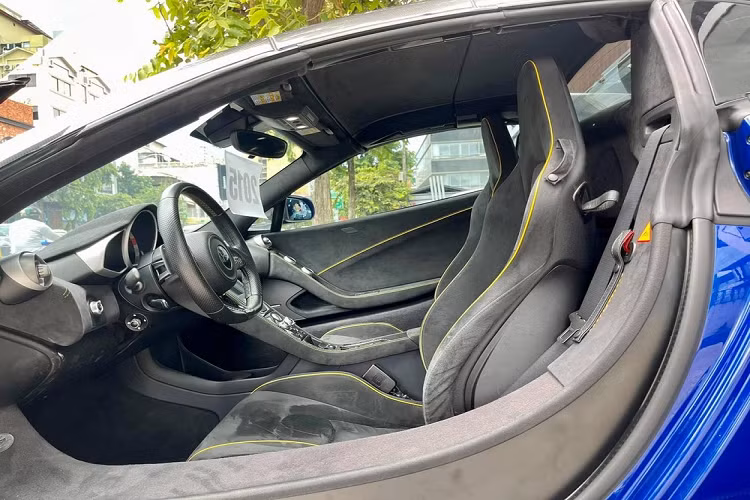 Nội thất siêu xe mui trần McLaren 650S Spider