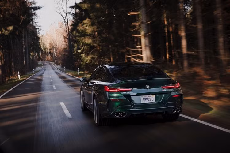 Làm tròn diện mạo của B8 Gran Coupe mới là bộ la-zăng đa chấu đặc trưng của Alpina, rất hợp với màu sơn xanh lá Alpina Green của chiếc sedan hiệu suất cao.