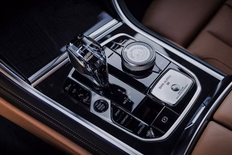 Alpina cũng không quên tạo một số điểm nhấn cho khoang cabin của Alpina B8 Gran Coupe 2022, với chữ "Alpina" trang trí cho cụm đồng hồ kỹ thuật số và bộ chọn chế độ lái iDrive, cùng một tấm bảng đặc biệt đặt ngay sau núm xoay chức năng.