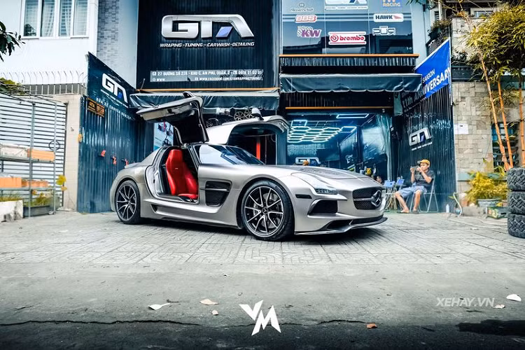 Mercedes-AMG SLS được trang bị khối động cơ V8 6.2L hút khí tự nhiên, sản sinh công suất 563 mã lực tại 6.800 vòng/phút và 650 Nm mô-men xoắn tại 4.750 vòng/phút. Khi mới ra mắt tại Việt Nam, giá xe Mercedes-AMG SLS được bán chính hãng tới 12 tỷ đồng.