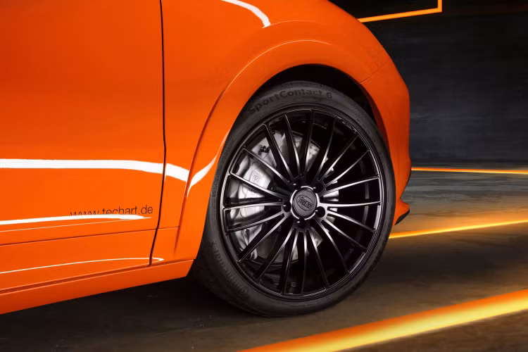 Chủ sở hữu cả 2 biến thể SUV và Coupe của Cayenne đều có thể đặt hàng gói nâng cấp Aerokit. Gói độ này cung cấp mui xe kiểu khí động học với các khe gió từ carbon, bộ chia trước kiểu mới và cánh gió phụ phía sau. Bộ khuếch tán sau cũng được thiết kế thể thao hơn đi kèm một số chi tiết nâng cấp nhỏ khác. Đặc biệt, gói Aerokit trang bị thêm cả móc kéo phía sau xe cho cả những chiếc Cayenne tại thị trường Mỹ.