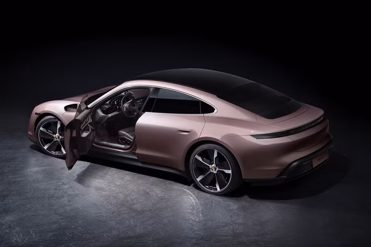 Mức giá xe Porsche Taycan 2021 sẽ có mặt tại đại lý vào tháng 2 từ 79.900 USD (khoảng 1,83 tỷ đồng). Như vậy, Taycan tiêu chuẩn có giá thấp hơn 23.900 USD so với bản 4S nhưng vẫn đắt hơn Tesla Model S Long Range (69.420 USD). Tuy nhiên, mức giá này của Taycan chưa tính mức hỗ trợ 7.500 USD của Chính phủ Mỹ.