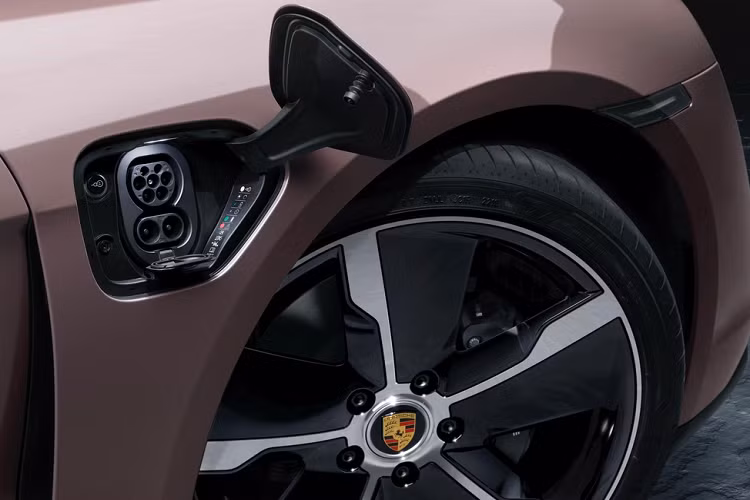 Porsche không công bố phạm vi hoạt động tối đa của Taycan. Với gói pin dung lượng 79,2 kWh của Taycan, quãng đường di chuyển tối đa ước tính khoảng hơn 430 km. Đi kèm bộ sạc nhanh, Taycan đời 2021 có thể sạc từ 5% lên 80% chỉ trong 22,5 phút.
