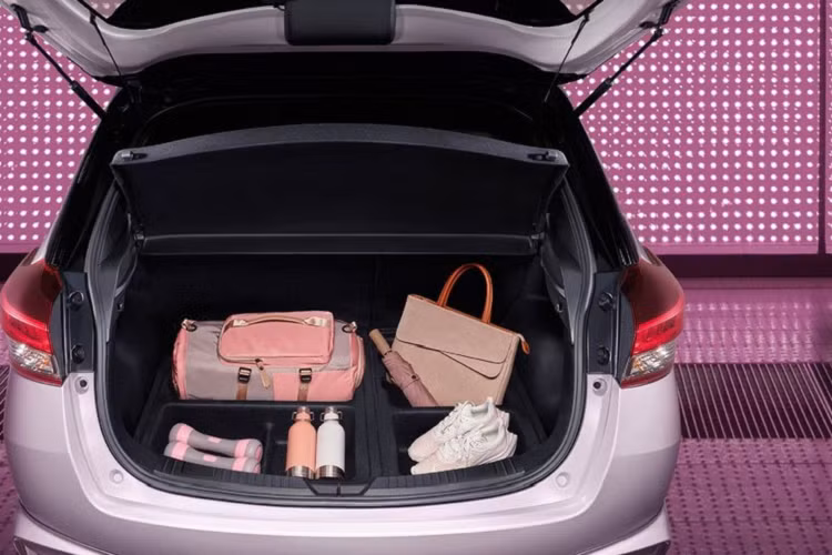 Ngoài ra, Toyota Yaris Ativ PLAY và Yaris PLAY 2021 tại Thái Lan có những trang bị ngoại thất tiêu chuẩn như đèn pha LED với tính năng tự động bật/tắt, đèn chờ dẫn đường, dải đèn LED định vị ban ngày, đèn sương mù LED, đèn hậu LED, ăng-ten vây cá, cần gạt nước tự động hay gương chiếu hậu chỉnh điện, tích hợp đèn báo rẽ.
