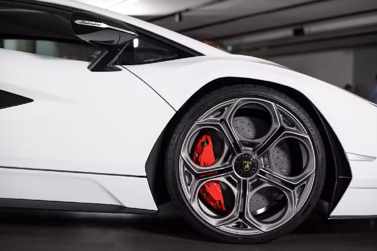 Kết cấu thân xe khiến nhiều người liên tưởng đến mẫu Countach thử nghiệm năm 1971, đặc biệt là phần mui và kính chắn gió sau với thiết kế "periscopio".