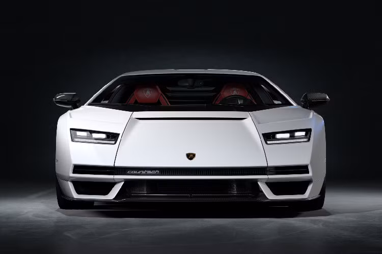 Sau hơn 30 năm, Lamborghini Countach huyền thoại đã trở lại với thiết kế dựa trên nền tảng siêu xe Lamborghini Sian FKP 37. Tổng thể ngoại thất của Lamborghini Countach LPI 800-4 vẫn mang những đường nét cứng cáp làm say mê các tín đồ tốc độ suốt 50 năm qua.