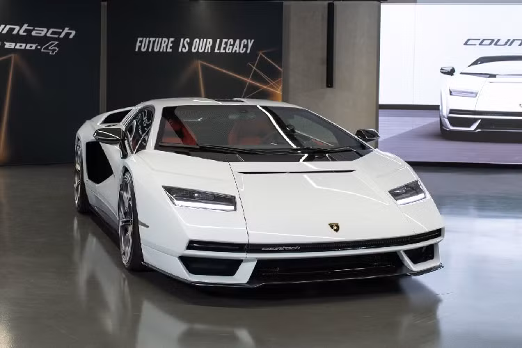 Giá xe Lamborghini Countach LPI 800-4 chưa được công bố nhưng dự đoán lên đến 3,5 triệu USD (khoảng 79,9 tỷ đồng). Nó sẽ được giới thiệu chính thức tại sự kiện The Quail: A Motorsports Gathering diễn ra vào cuối tuần này tại California, Mỹ. Chỉ có 112 chiếc được sản xuất và sẽ được giao đến khách hàng vào đầu quý I năm 2022.
