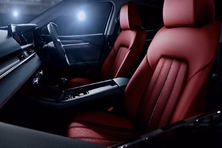 Nội thất của Mazda6 khá cao cấp với việc sử dụng những vật liệu như da Nappa, gỗ Sen Nhật Bản và Ultrasuede. Cách bố trí cabin tối giản nhưng hiện đại. Mazda6 tại Việt Nam có giá 889 triệu đến 1,049 tỷ đồng, thuộc hàng rẻ nhất trong nhóm sedan hạng D.